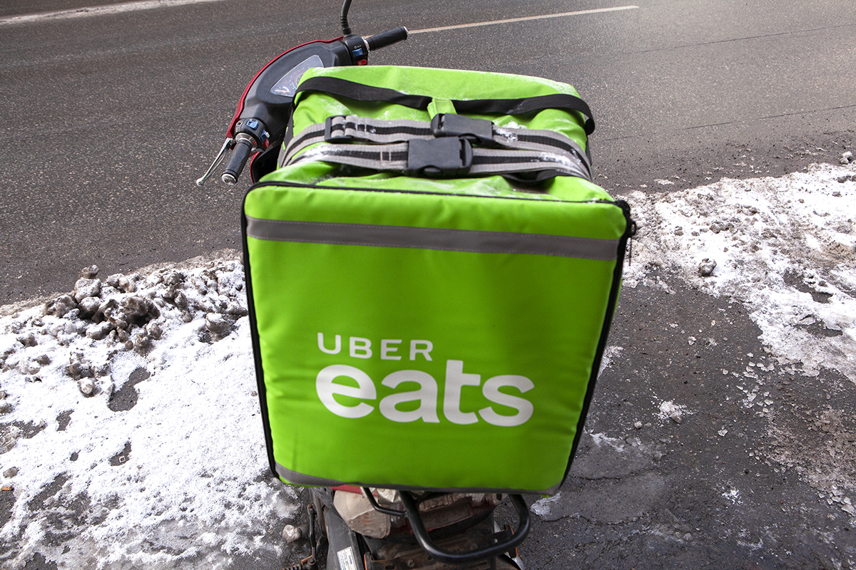 Uber Eats-väska på moped