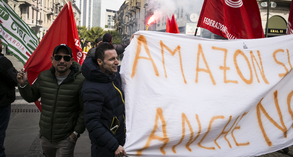 Protesterna mot Amazonchaufförernas förhållanden pågick i centrala Milano.