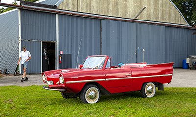 I garage och hangarer har Klas Andersson inte bara sin Amphicar. Bland gamla bilar finns ett antal trehjuliga mc-bilar av märket Messerschmitt och en handfull små flygplan.