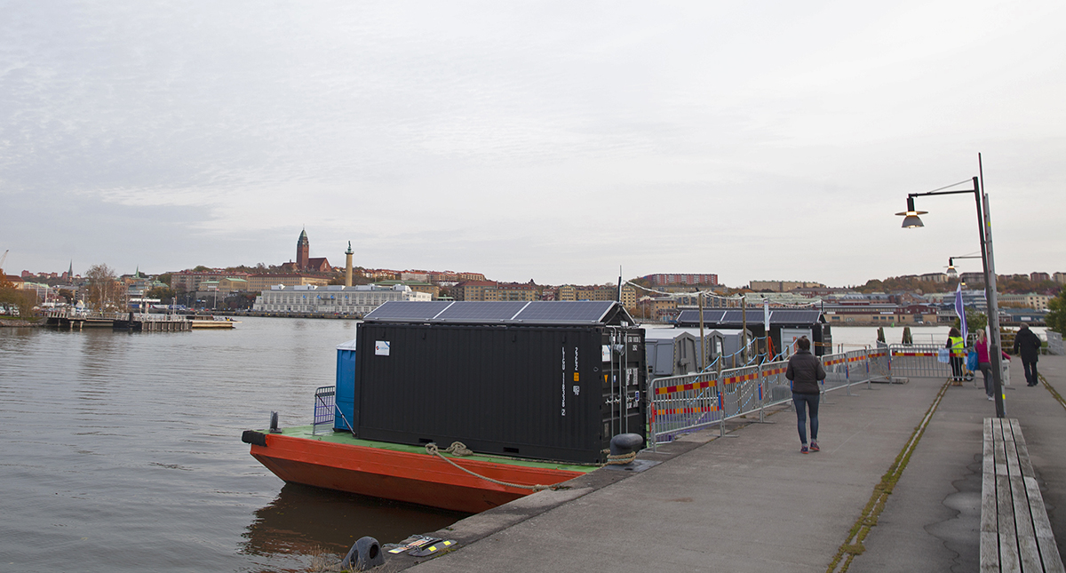 Återvinningspråm på Göta älv.