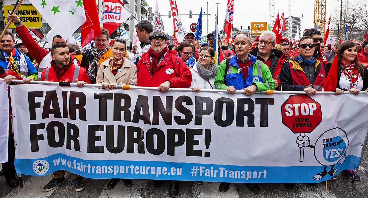 Demonstration för schysta villkor i transportbranschen, Bryssel i mars i år. Ordförande Frank Moreels (i keps), Europeiska Transportarbetarfederationen, i första ledet för kampanjen Fair Transport som mobiliserar lastbilschaufförer från hela Europa.