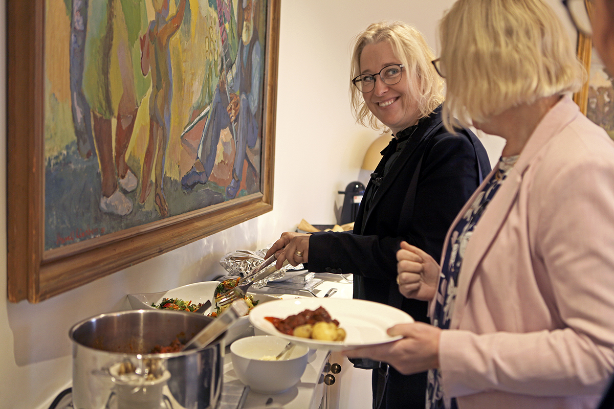 Alltid jättegott! tycker Annika Nilsson, kanslichef, om maten som bjuds till lunch i samband med att LO har styrelsemöte.