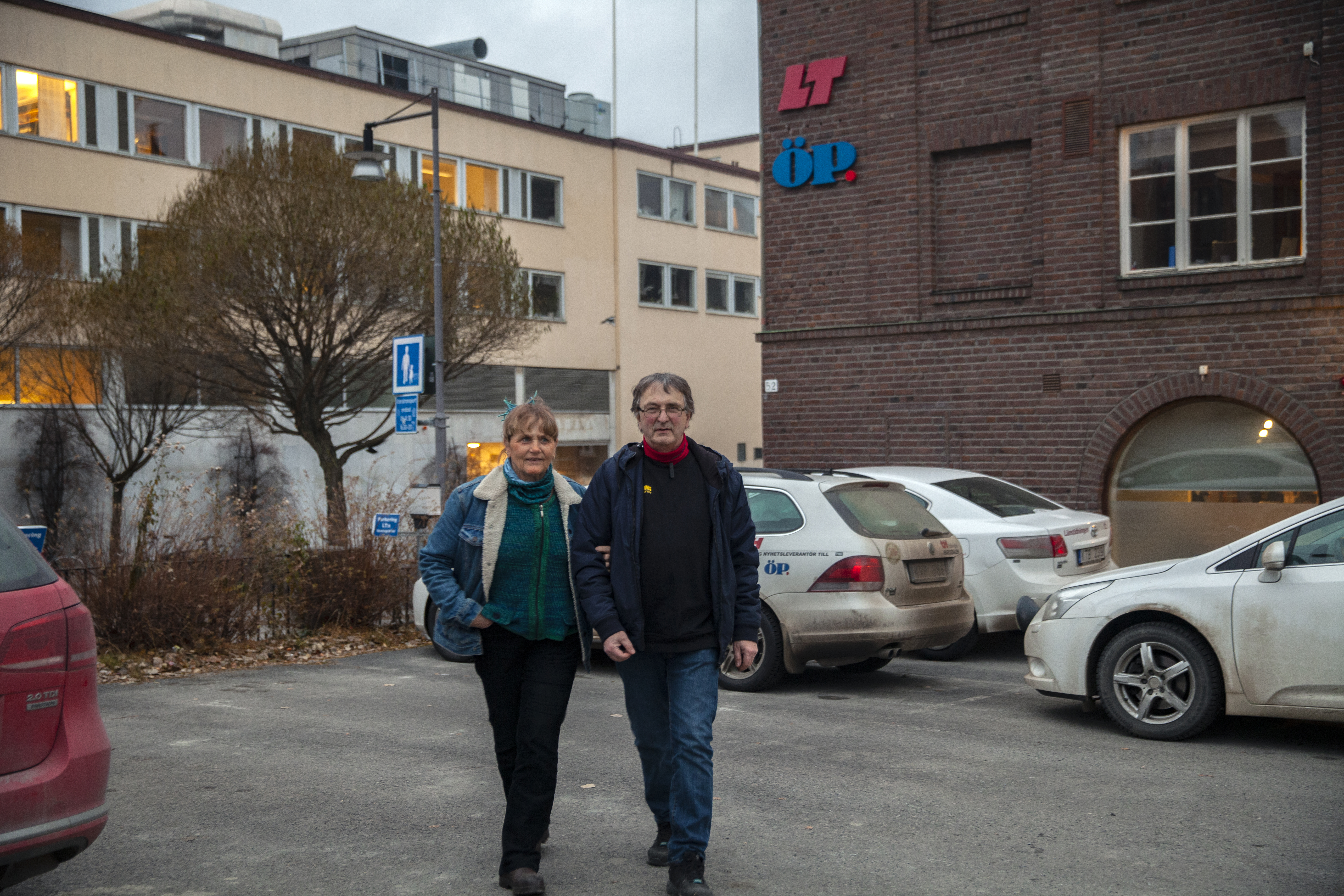 Annika Jonsson kör 17 mil varje arbetspass, Lennart Thuresson kör 12. Båda är veteraner bland tidningsbuden i Jämtland, och vet att man måste kunna byta ett däck om det blir punktering på natten.