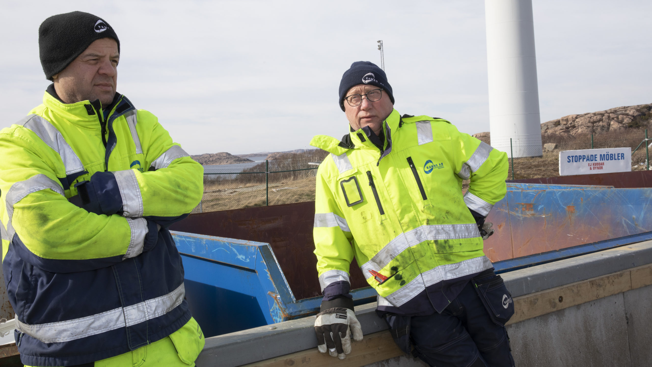 Shawn Hussein och Bengt-Ove Selander jobbar på Rambos återvinningscentral i Lysekil.