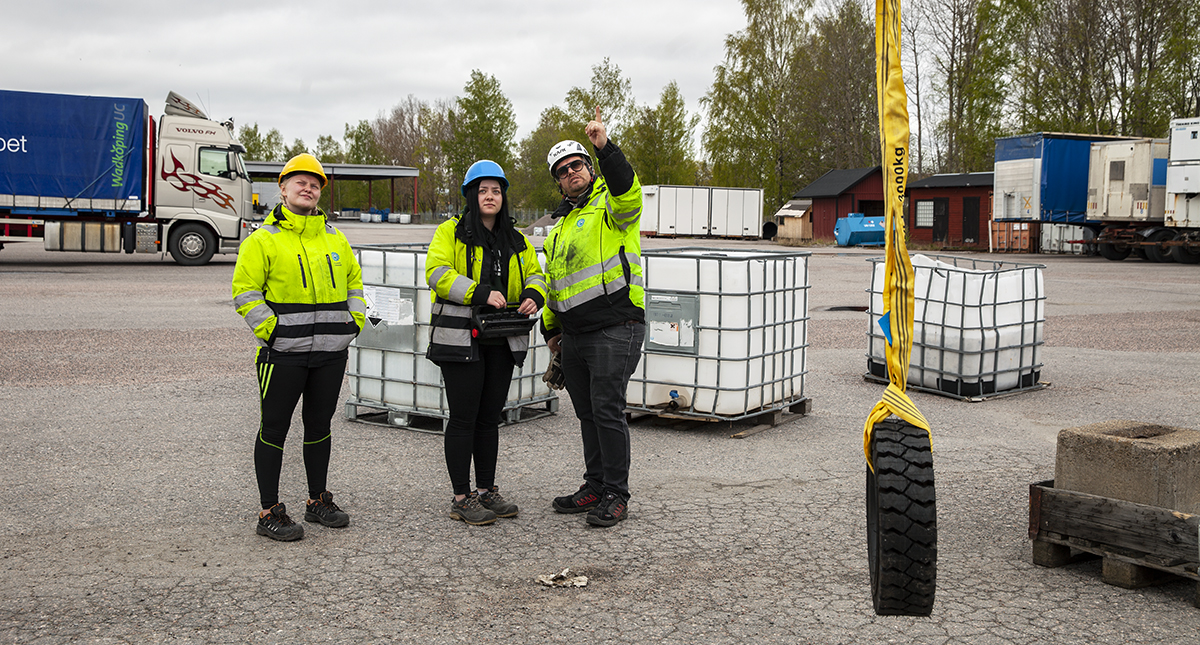 Alexander Lindblad visar eleverna Nina Kulin och Malva Hedström Nilsson hur ett lyft ska gå till. Båda har valt inriktningen kranbil.