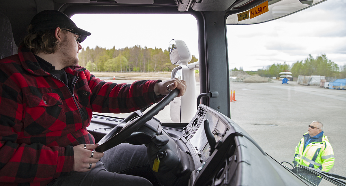 Svårast med att köra lastbil? ”Backa”, blir det snabba svaret från Anton Klingvall. Läraren Ulf Bülow instruerar om de olika back-växlarna.