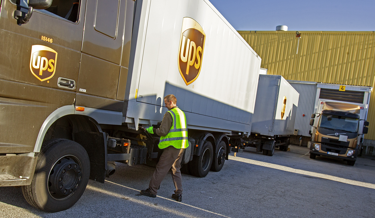 UPS-gods fraktas med paketbilar och tunga lastbilar. Plus flyg.