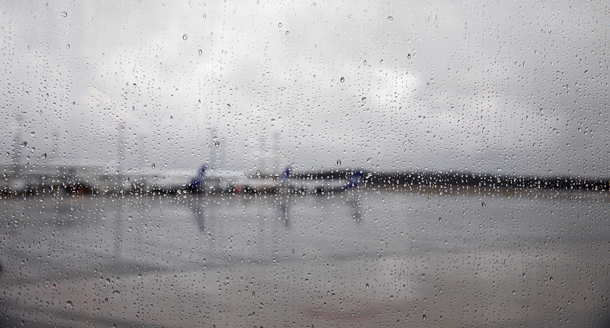 Arlanda, flygplan, regngrå ruta
