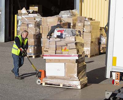 I åratal har Transport försökt få bort tunga lyft och manuell riskfylld hantering av gods på UPS terminal vid Sturup. Paketföretaget tillåter paketvikter upp till 70 kilo.