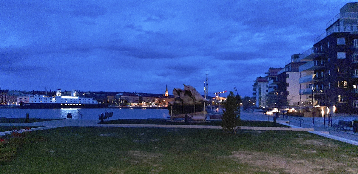 ”Bilden är tagen i juni vid inloppet till Sundsvall. Stora hamnkajen. Stockholmskajen kallas den också. Eller kort och gott Norra hamnen. Till vänster ligger en hotellbåt och Gustav Adolfs kyrka syns långt bak i bilden”, skriver Jan-Erik Lindblom.