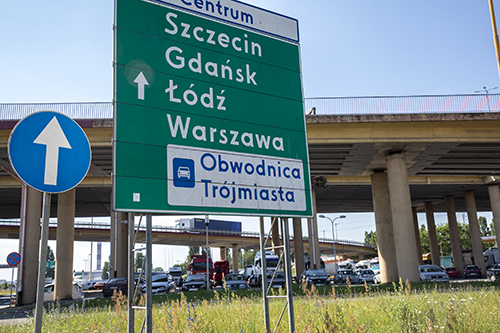 Mötande vägskyltar för lastbilsförare, som rullar av färjan från Karlskrona till Gdansk.