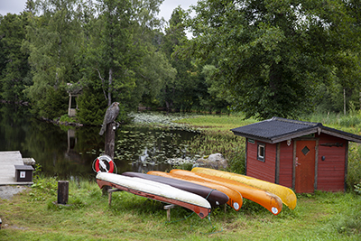 Lersjöns lugna vatten lockar paddlare, och kanoterna finns på campingplatsen.