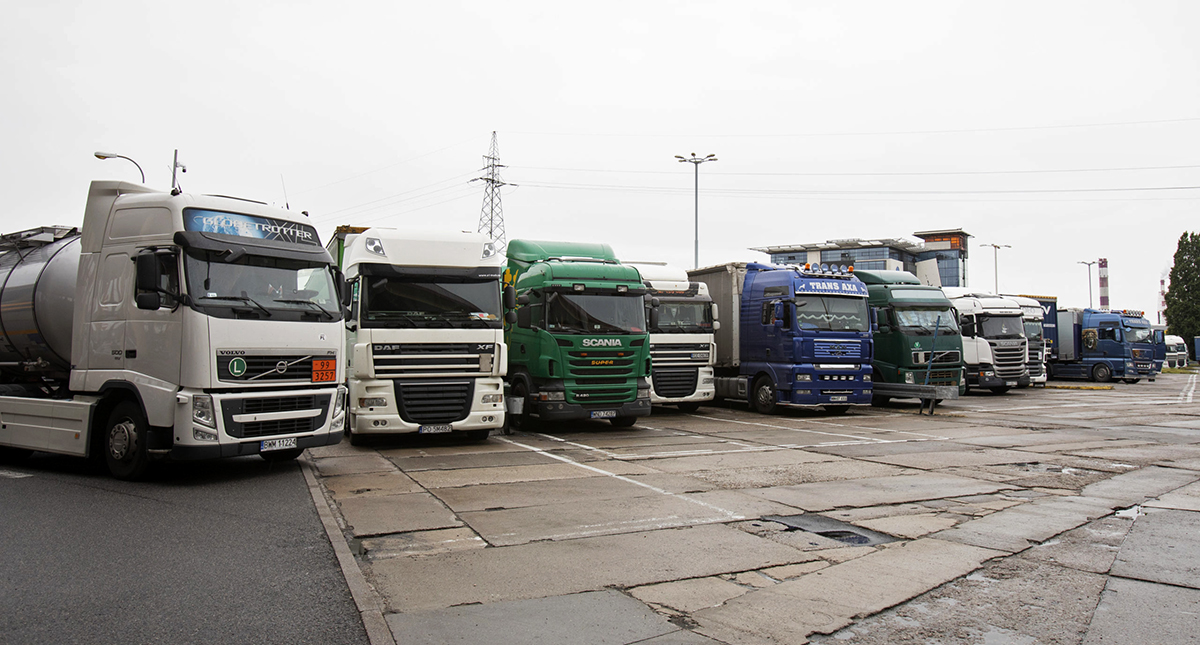 Gdynia i Polen. Lastbilsförare från Polen och Ukraina väntar på färjan till Karlskrona. Om 1,5 år gäller nya regler för löner, vila i hytten och så kallat cabotage.