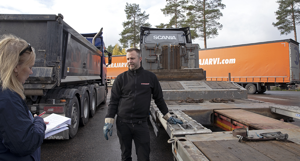 Hej chaufför! Vad vill du att fackets förhandlare ska lyfta i avtalsrörelsen? Transportarbetarens journalister åkte till Rasta Tönnebro, mellan Gävle och Söderhamn, och talade med yrkesförare. Foto: Justina Öster