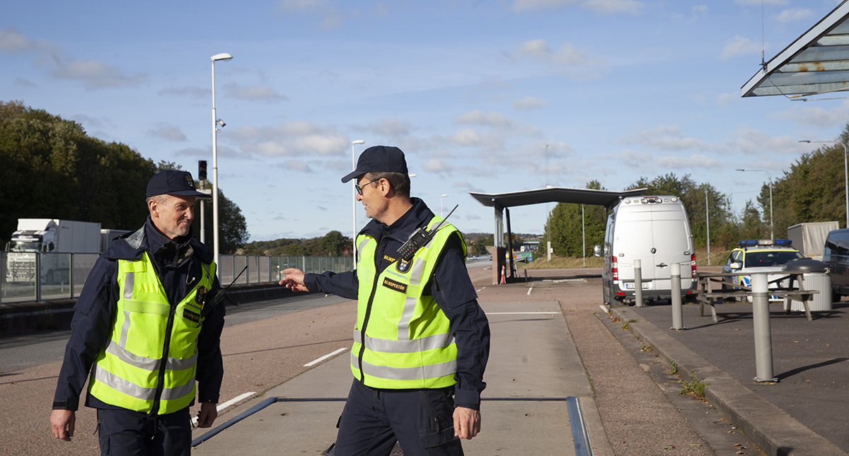 Dags för kontroll. Jens Erixon och Mats Larsson tar emot på stationen Heberg, vid E6:an norrut mot Falkenberg.