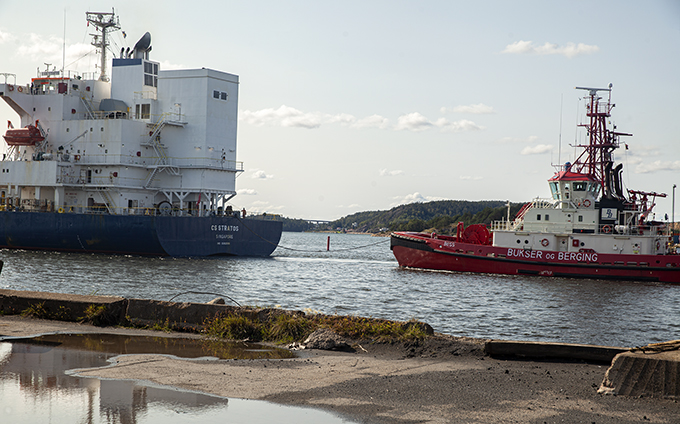 Bogserhjälp från hamnen. Ut till öppna havet från fjordens innersta del tar det tre till fyra timmar. Foto: Lilly Hallberg