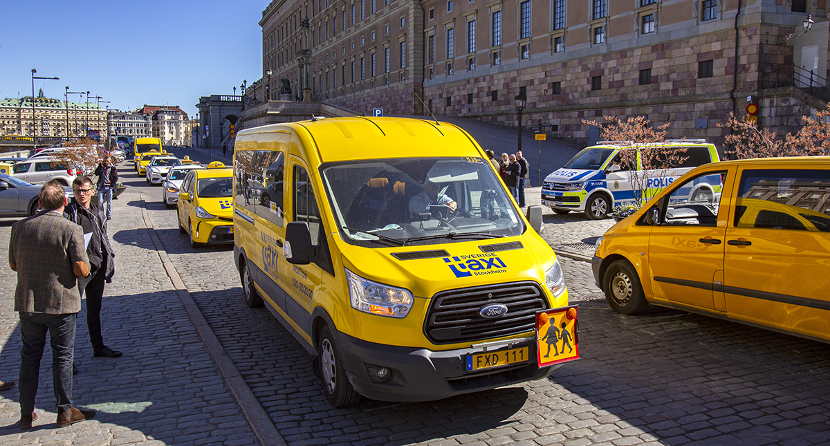 Taxi är en av få branscher i Sverige där minimilöner faktiskt skulle kunna förbättra villkoren för många arbetare. I våras genomfördes en aktion i Stockholm, riktad mot politiker och mot taxijätten Cabonline. Foto: Jan Lindkvist