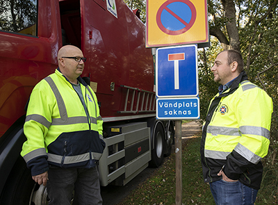 Renhållarna backar inte längre till de strandnära villorna vid Ängelholms havsbad. Göran Ellby arbetar på miljöbolaget Urbaser som slog larm. Kommunen anvisade en hämtplats, men villaägarna överklagade beslutet. Regionala skyddsombudet Bujamin Ismaili stoppade arbetet, men Arbetsmiljöverket hävde skyddsstoppet. Foto: Justina Öster