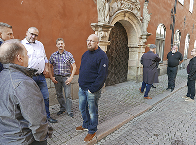 Hamnarbetarförbundets företrädare syns till vänster. Flera av dem hördes i Arbetsdomstolen. Till höger syns ett antal Transportfunktionärer som lyssnade på huvudförhandlingen.