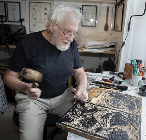 Kristoffer Nilsson fastnade nästan genast för grafik och har hållit fast vid konstformen. Det är hantverket han gillar, att skära och hugga motiven ur trästycken. Men han jobbar också som tecknare och illustratör.