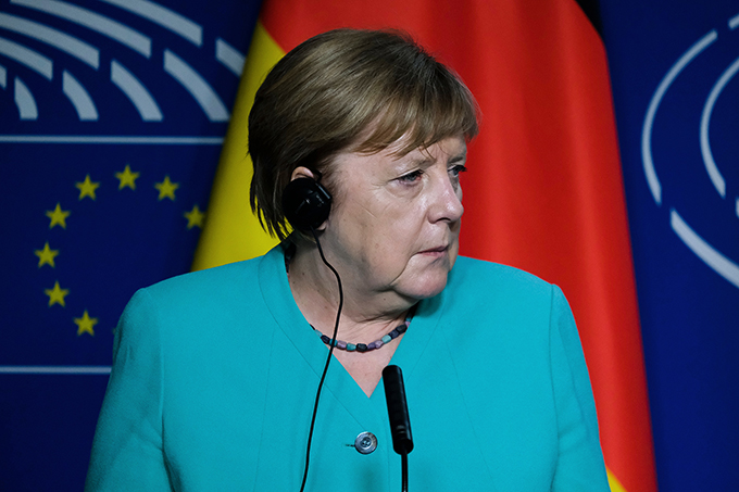 Angela Merkel vid en presskonferens i Bryssel, tidigare i somras. Foto: Shutterstock