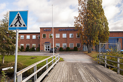 Fordonsanläggningen ligger i Laxå pappersbruks gamla tegelbyggnader. Inne är det toppmodernt men man har haft lite problem med snokar i ån utanför, berättar vd Björn Leksell.