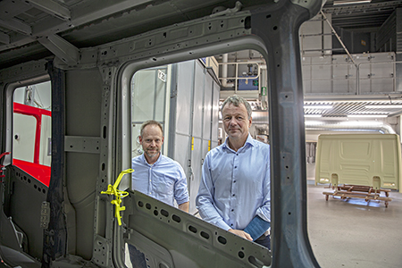 Affärsområdeschef Magnus Jacobsson och vd Björn Leksell har många års erfarenhet inom Scaniakoncernen. Båda har tidigare arbetat på biltillverkarens anläggning i Södertälje. Foto: Lilly Hallberg