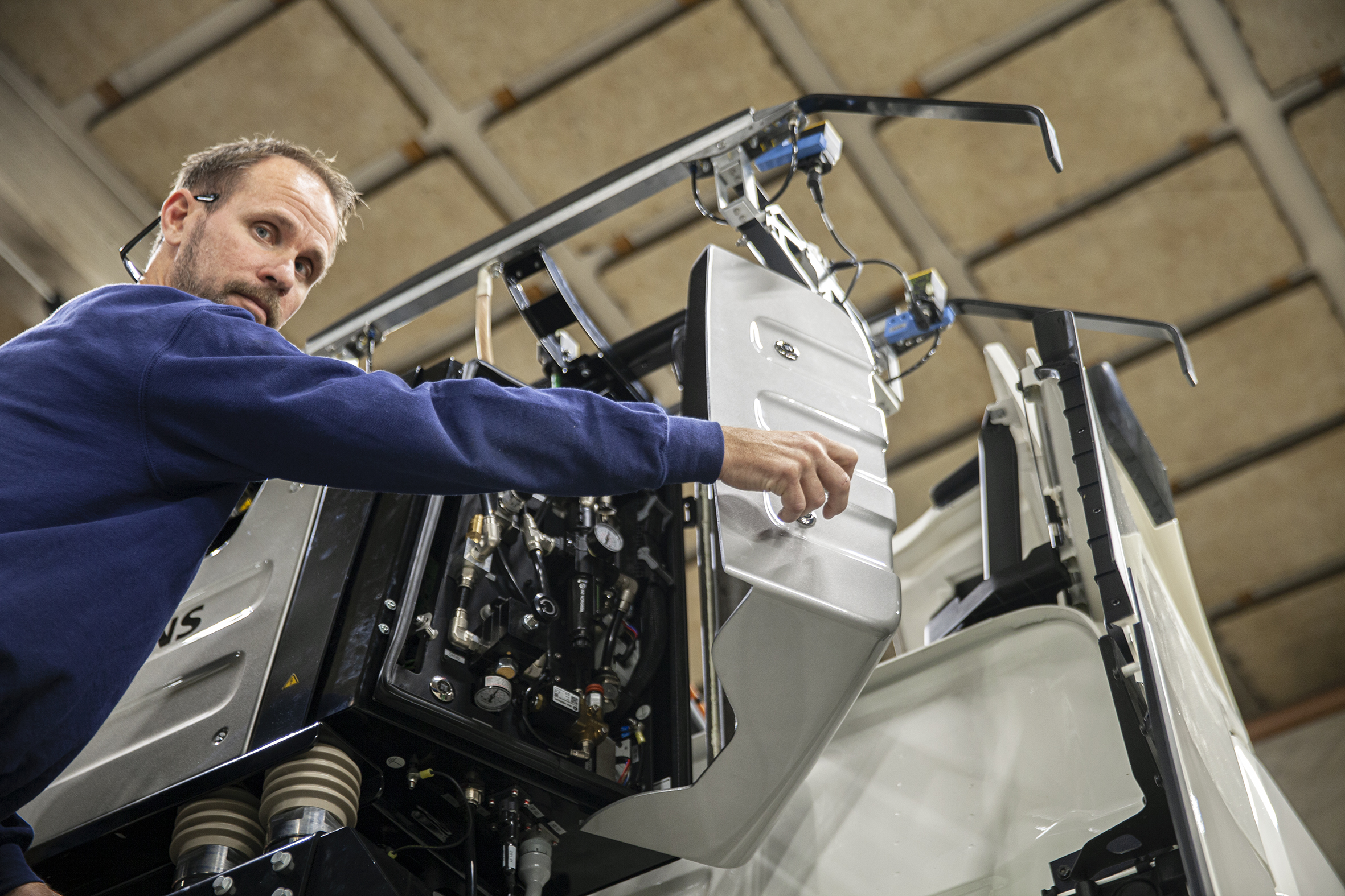 Högst upp på hytten. Mikael Rinne monterar utrustning till trailerdragaren som kommer att testas på elvägar i Tyskland.