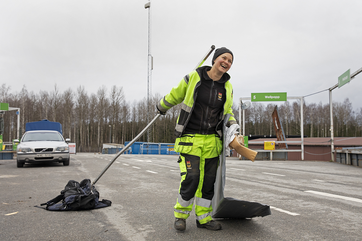 Släng rätt! En stor del av Ulrika Linders jobb går ut på att fiska upp felkastat skräp. Här släpar hon en ryggsäck. Foto: Jan Lindkvist