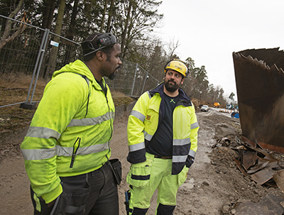 Tim Backlund (till vänster) driver ett företag som fått i uppdrag att skrota och återvinna cisternerna på Loudden. Mikael Robertsson är projektingenjör på Preem och ansvarar för rivning och sanering.