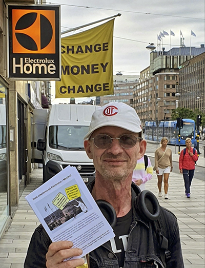 Tony delar ut flygblad utanför Electrolux Home i Stockholm. Foto: Privat