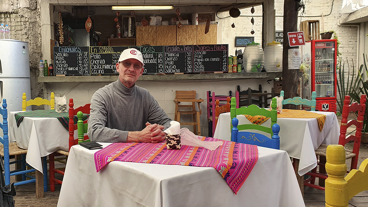 Tony Karlsson väntar på tacos på en restaurang i mexikanska Toluca. Foto: Privat