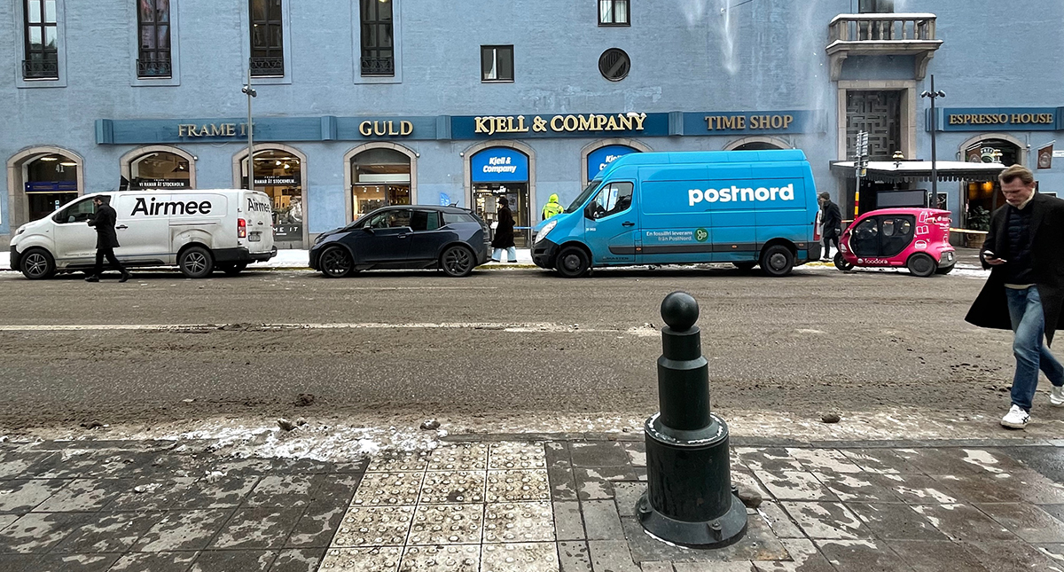 Budbilar på Kungsgatan i Stockholm. Foto: John Antonsson