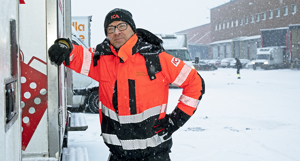 Klubbordförande och skyddsombud Niclas Gustafsson i snöyran vid Icas lager.