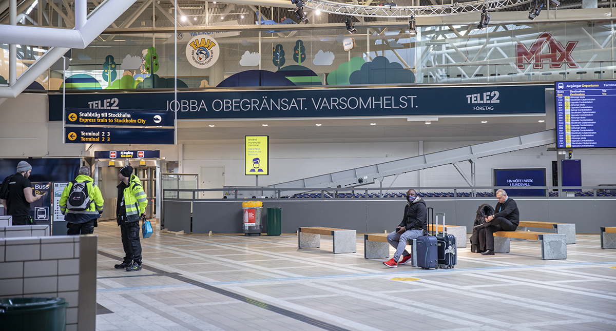 Väntan, hopp som glimmat till och ny väntan. Efter ett år med corona är flygets framtid ännu oviss och hallarna ganska tomma på Arlanda.