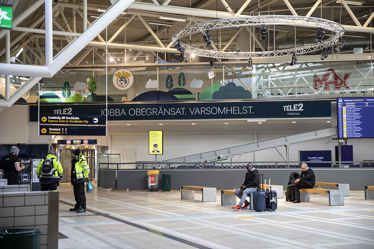 Väntan, hopp som glimmat till och ny väntan. Efter ett år med corona är flygets framtid ännu oviss och hallarna ganska tomma på Arlanda.