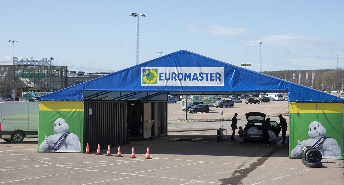 Företaget Däck o Kil ingår däckkedjan Euromaster, som nu öppnat sin första drop-in-station utomhus. Tältet står vid Bergvik köpcenter i Karlstad. Foto: Jan Lindkvist