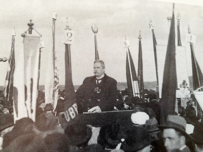 Hjalmar Branting talar på Hakberget på Gärdet i Stockholm den 1 maj 1917. Bilden publicerad i tidningen Social-Demokraten. Foto: Axel Malmström
