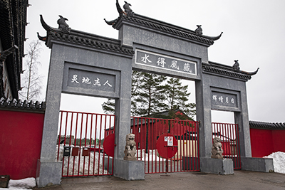 Här tar det stopp. Porten in till Kinas kultur, torg och museum övervakas av två lejon.