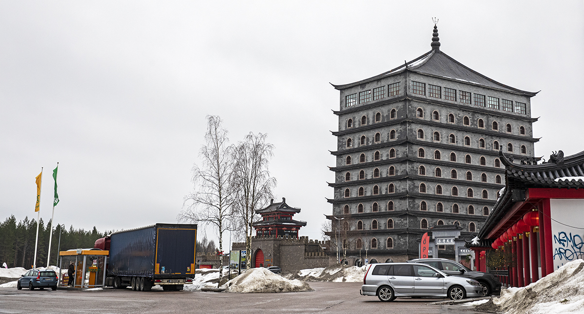 Bensinmack, kafé med butik och onödiga prylar i överflöd som reas ut. Här finns gott om plats för stora ekipage. Mr Li:s övergivna dröm om en handels- och kulturplats med hotell, restaurang och Kung fu-tempel är till stora delar bakom lås och bom. Men idéer finns.