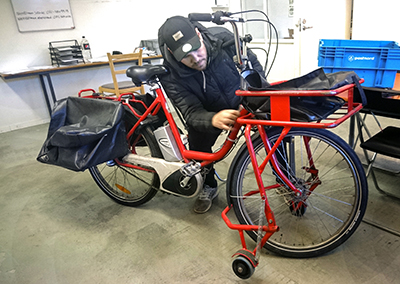Robin Wallingstam, förmannen på Mariestadskontoret för tidningsbuden lagar en cykel. Foto: Jan Fleischmann