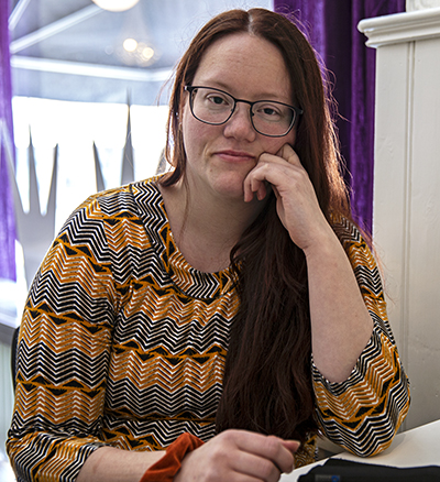 Elin Larsson på kafé i Nässjö. Själv bor hon med man och barn på landet, en bit söder om staden.