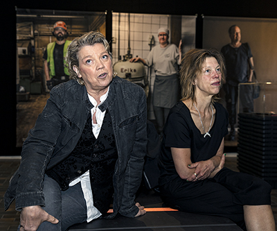 Fotografen Elisabet Ohlson och författaren Annica Carlsson Bergdahl har rest genom Sverige och porträtterat arbetare. I juni invigdes utställningen på länsmuseet i Gävle. Foto: Justina Öster