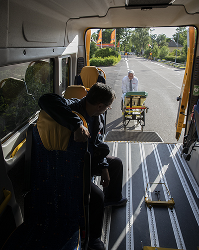 Bilden är tagen i Emmaboda sommaren 2020. En av Nilsbuss chaufförer visar på problemen med att ensam hantera den otympliga båren.