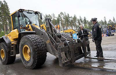 Chefen Adam Linder och gummiarbetaren Viktor Löfdahl. Malåkoncernen har specialiserat sig på tunga däck till gruvindustrin.