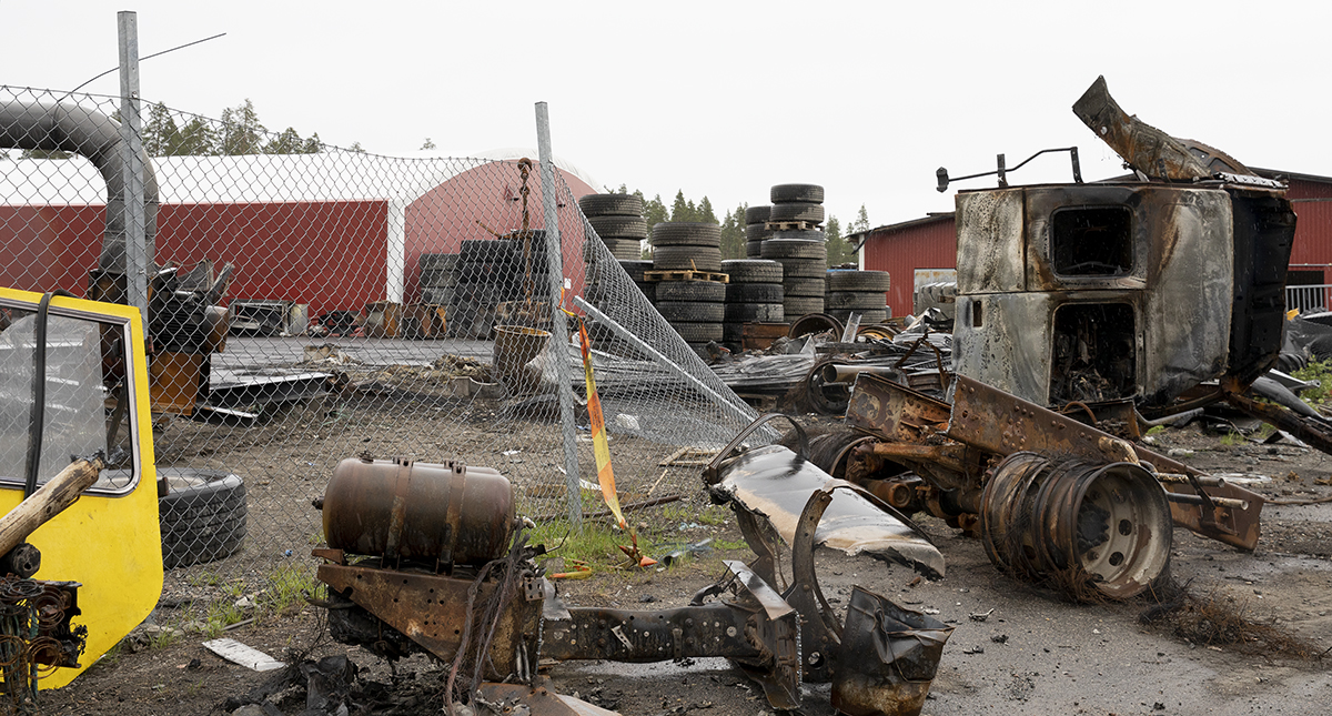 Natten till den 15 april utbröt en brand vid gummiverkstaden i Malå. Värden för 30 miljoner kronor förstördes.