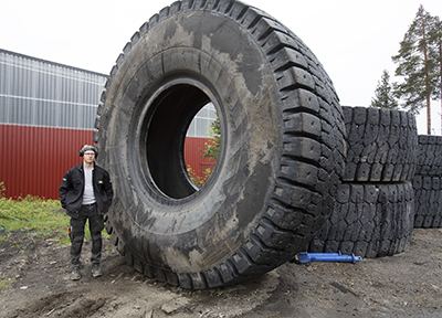 Däcket till gruvtrucken är 4,8 meter i diameter.