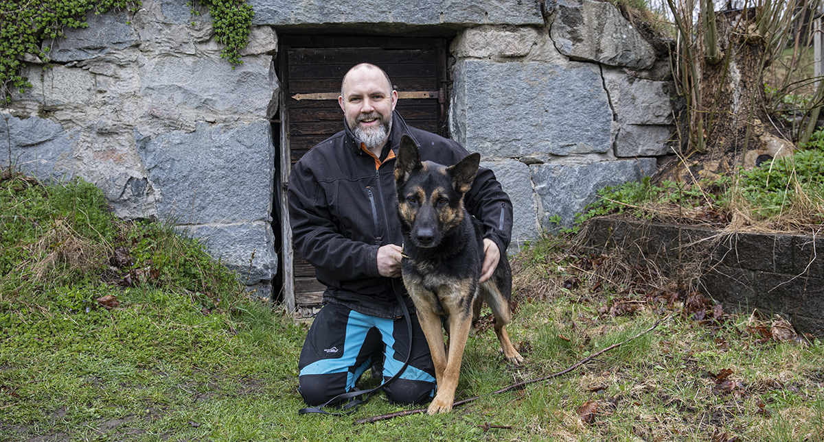 ”Jag är rutinmänniska, gillar att ha rutiner och vill göra ett bra jobb”, säger fackligt engagerade hundföraren Mattias Hansson. Kollegan Holger är sex, sju år och tidigare polishund.