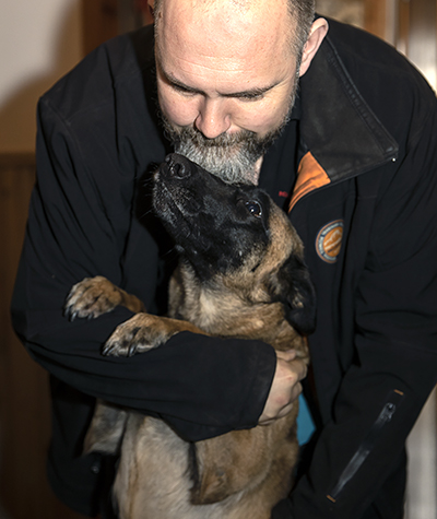 Månadens medlem Mattias Hansson. Familjehunden Ixa är livlig och kärleksfull.