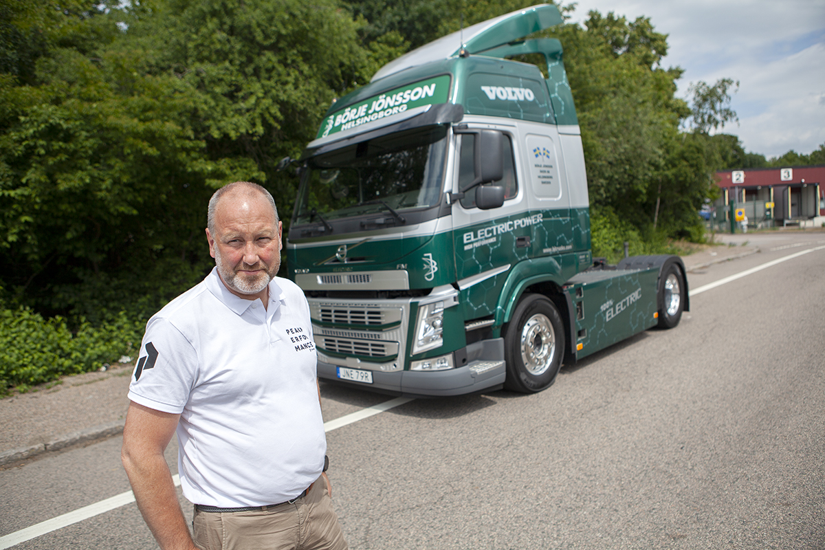 Vice vd Magnus Jonsson visar upp den eldrivna lastbilen som ser ut som vilken ny Volvo som helst. Chassit är detsamma som på en ”vanlig”. Eftersom lastbilen är ett fältprov fick Transportarbetaren inte fotografera motorn.